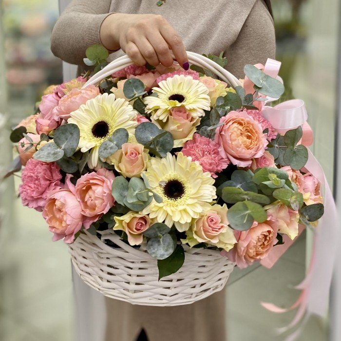 Корзина с розами Персиковый Сад