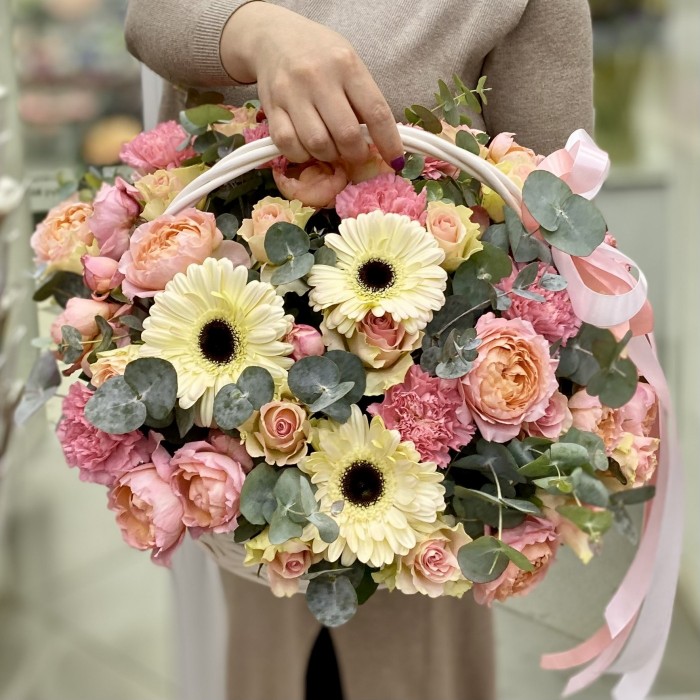 Корзина с розами Персиковый Сад