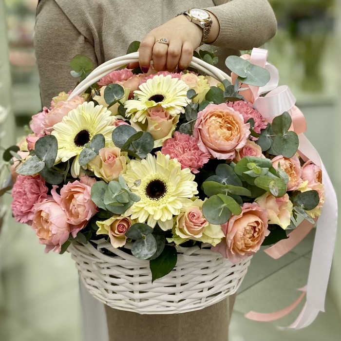 Корзина с розами Персиковый Сад