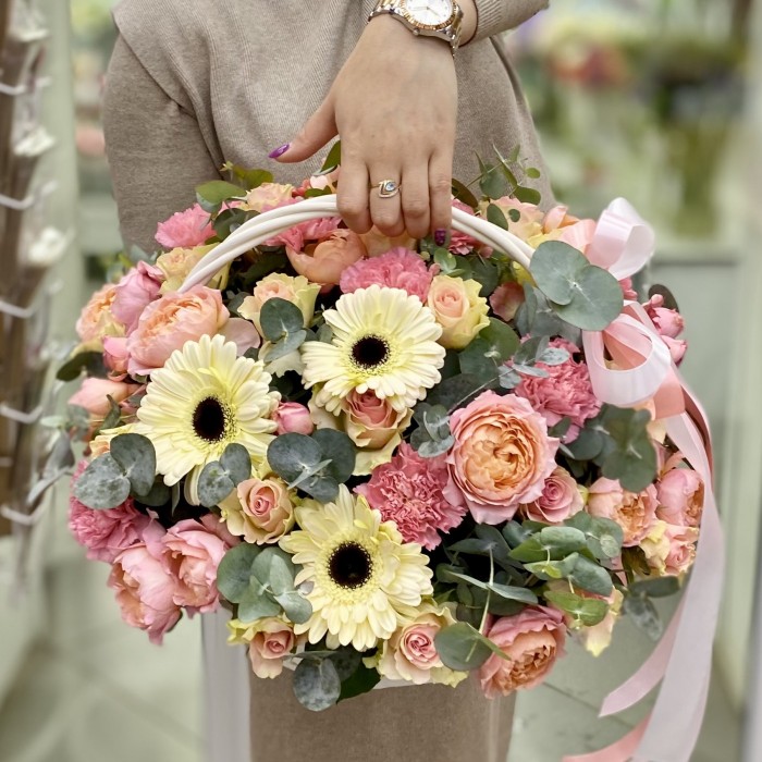 Корзина с розами Персиковый Сад