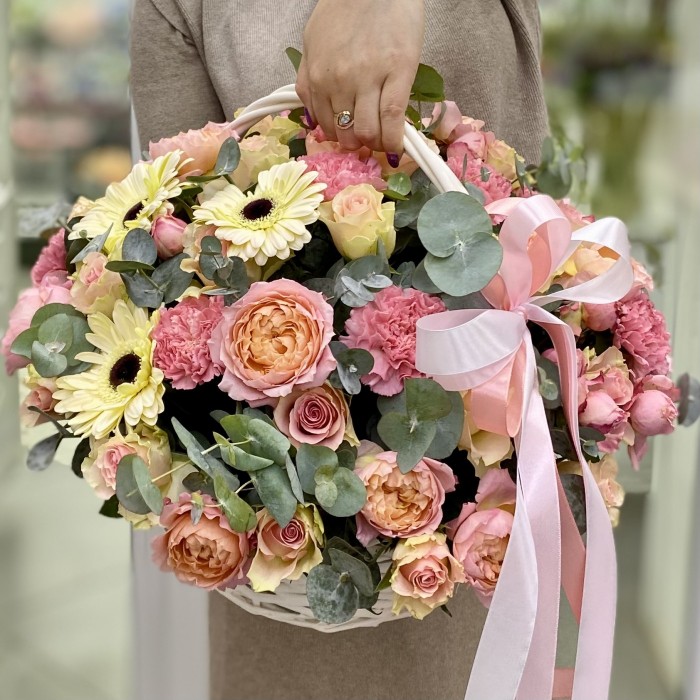 Корзина с розами Персиковый Сад