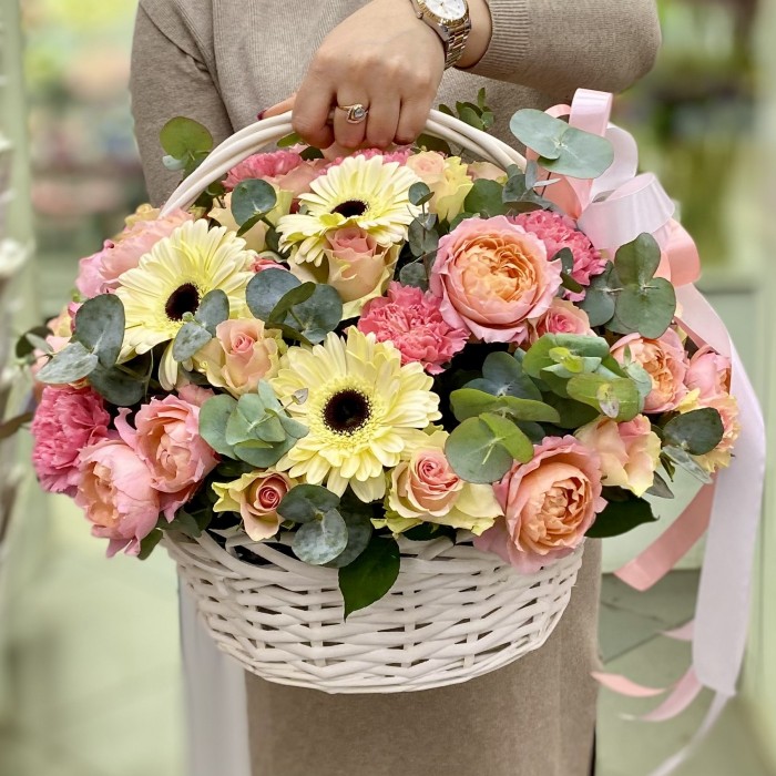 Корзина с розами Персиковый Сад