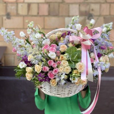 Корзина с кустовыми розами и ароматной маттиолой