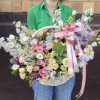 Корзина с кустовыми розами и ароматной маттиолой