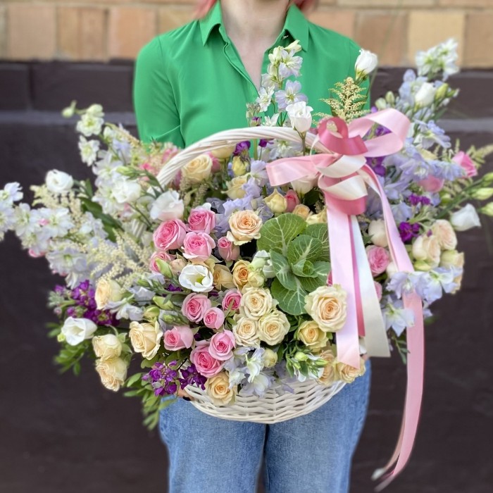 Корзина с кустовыми розами и ароматной маттиолой