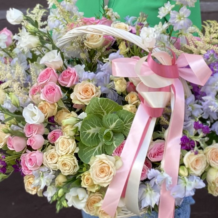 Корзина с кустовыми розами и ароматной маттиолой