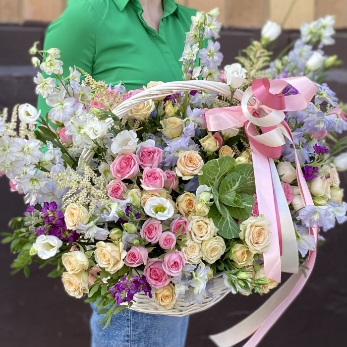 Корзина с кустовыми розами и ароматной маттиолой