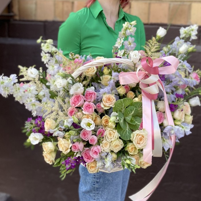 Корзина с кустовыми розами и ароматной маттиолой