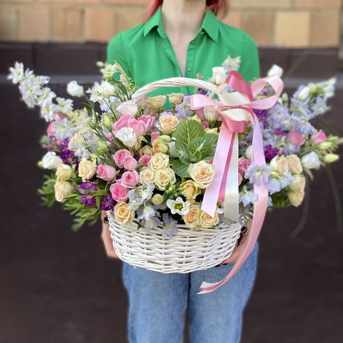 Корзина с кустовыми розами и ароматной маттиолой