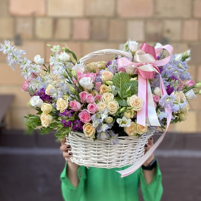 Корзина с кустовыми розами и ароматной маттиолой