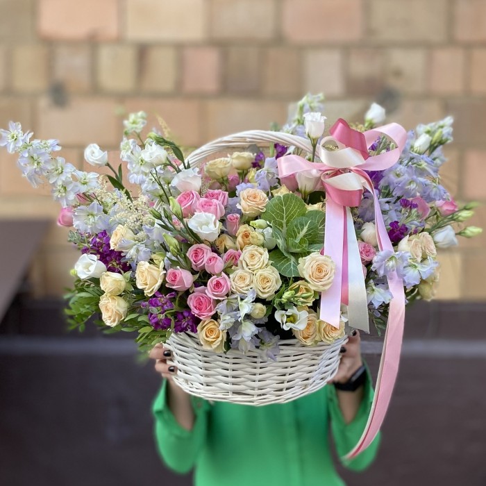 Корзина с кустовыми розами и ароматной маттиолой