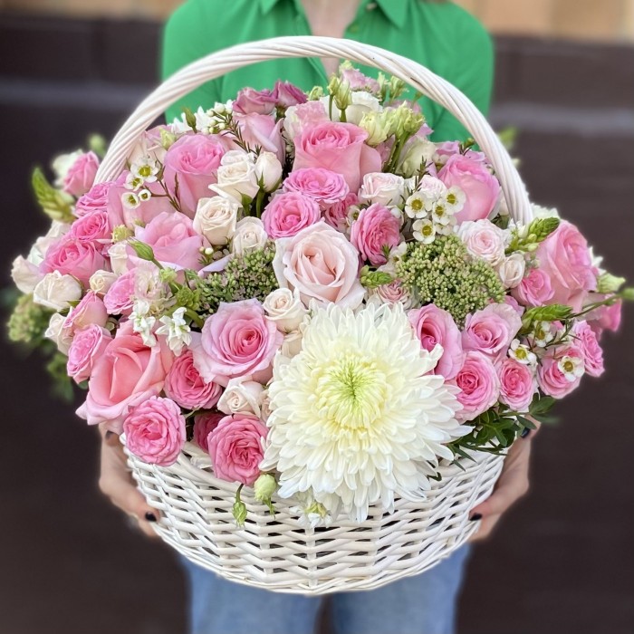 Корзина с розовыми розами и белыми хризантемами