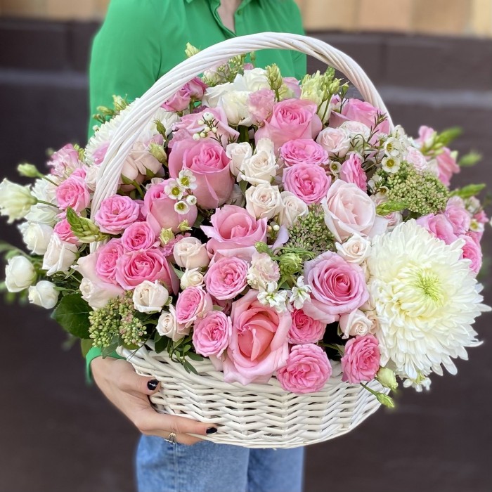 Корзина с розовыми розами и белыми хризантемами
