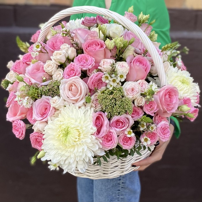 Корзина с розовыми розами и белыми хризантемами