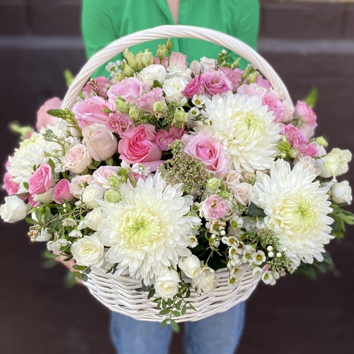 Корзина с розовыми розами и белыми хризантемами