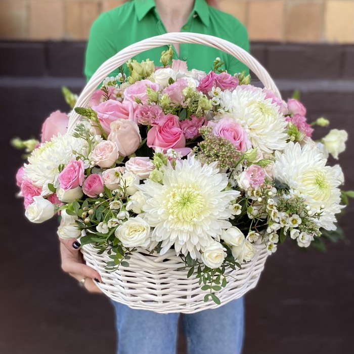 Корзина с розовыми розами и белыми хризантемами