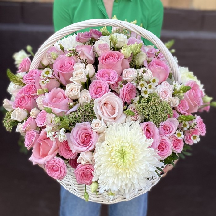 Корзина с розовыми розами и белыми хризантемами