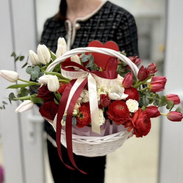Корзина с тюльпанами и анемонами Любовь