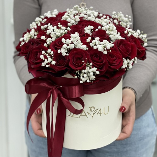 Красная роза с гипсофилой в коробке