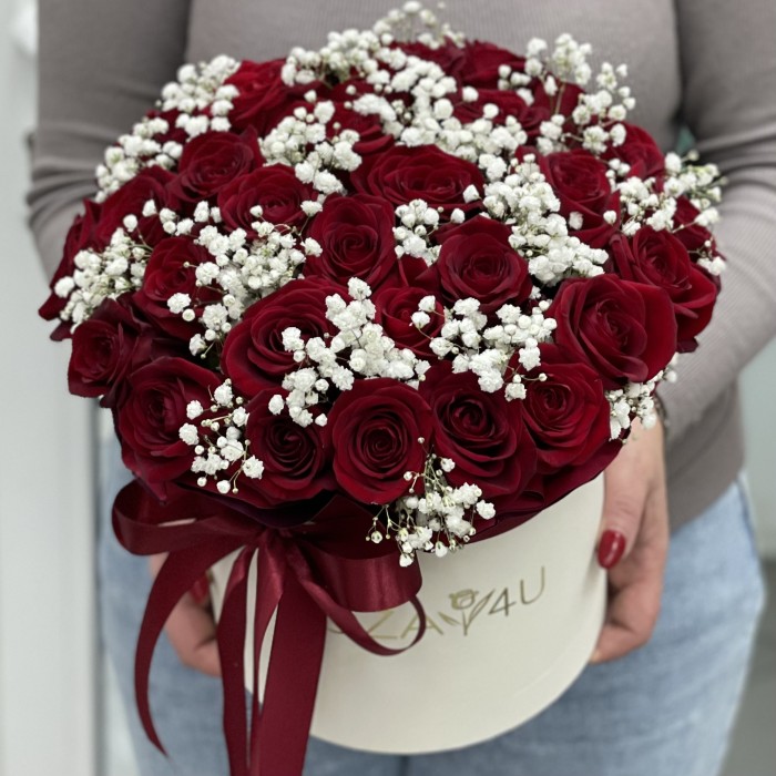 Красная роза с гипсофилой в коробке