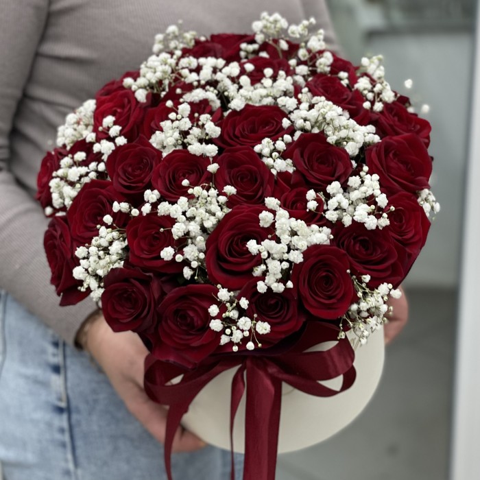 Красная роза с гипсофилой в коробке