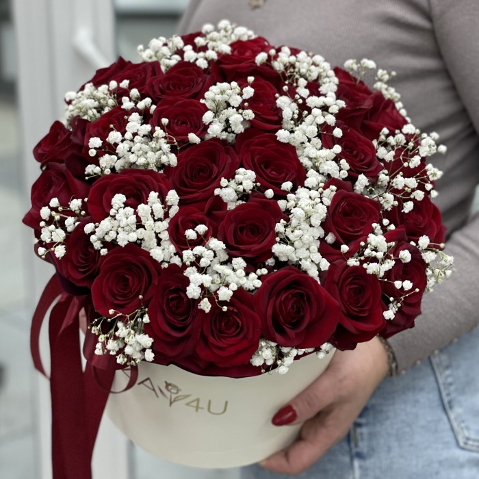 Красная роза с гипсофилой в коробке