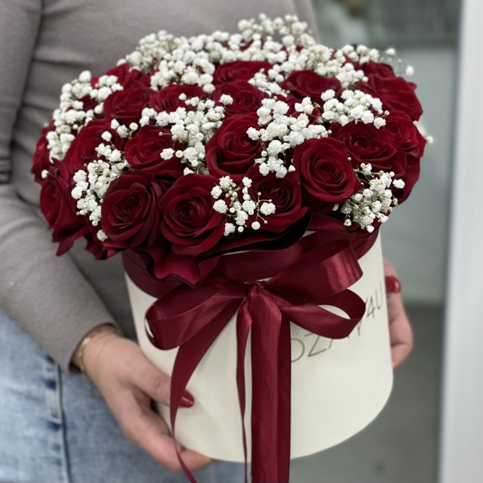 Красная роза с гипсофилой в коробке