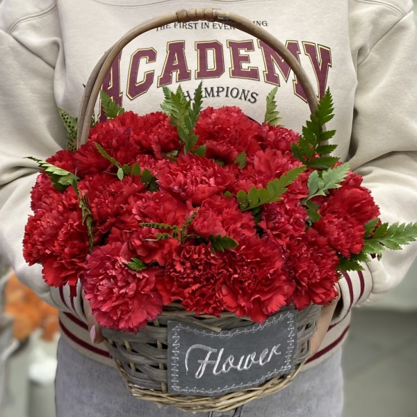 Красная гвоздика в корзине
