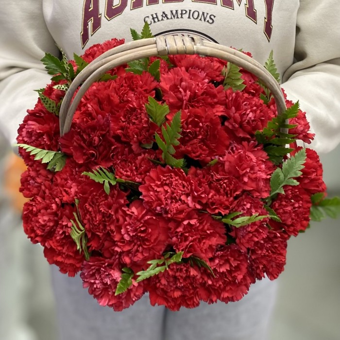 Красная гвоздика в корзине