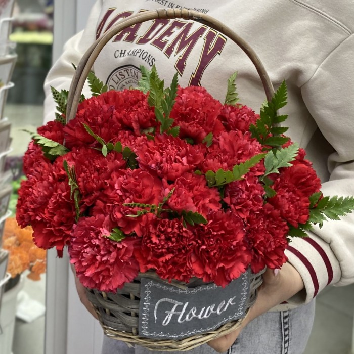 Красная гвоздика в корзине