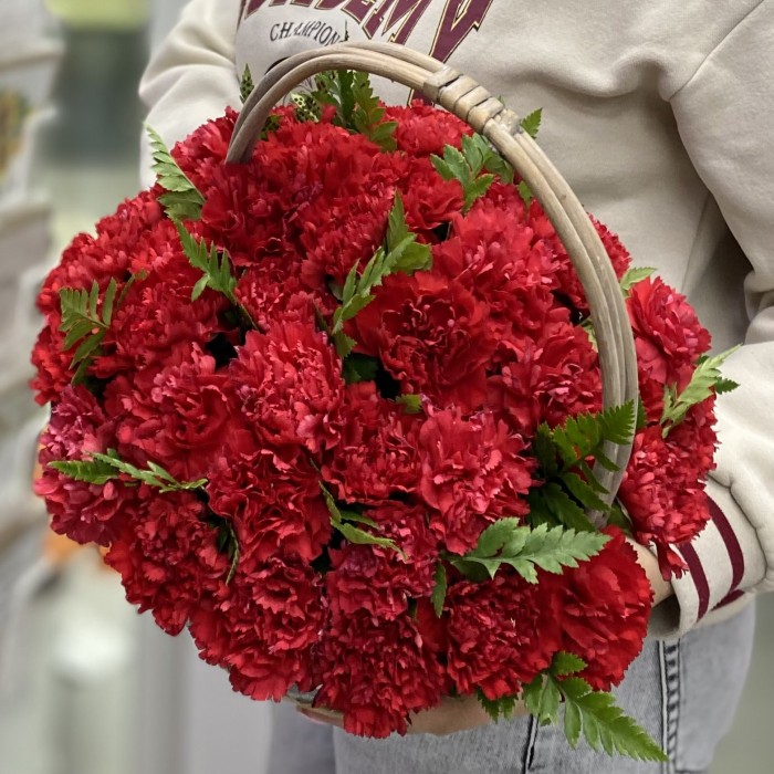 Красная гвоздика в корзине