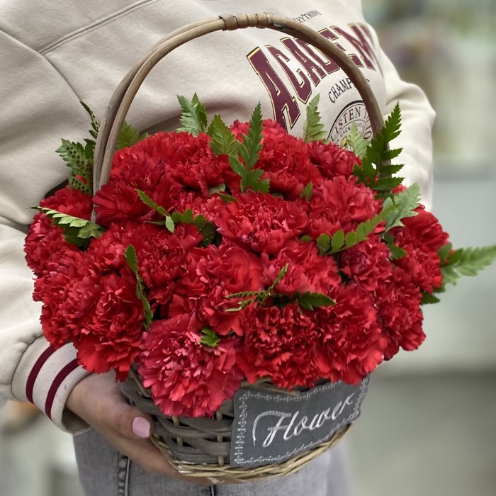 Красная гвоздика в корзине