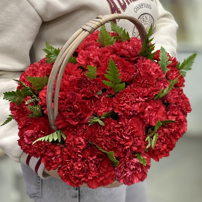 Красная гвоздика в корзине