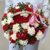 Красная и белая гвоздика в корзине