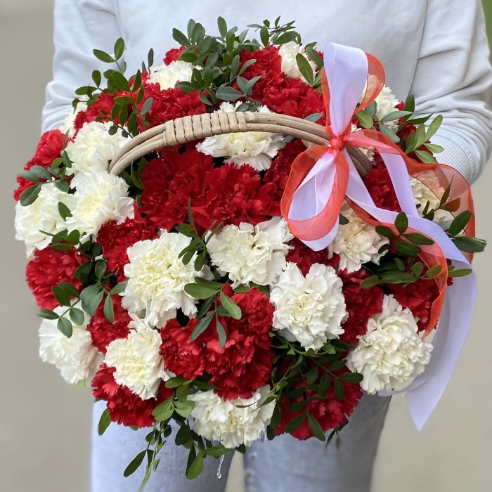 Красная и белая гвоздика в корзине
