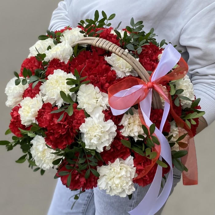 Красная и белая гвоздика в корзине