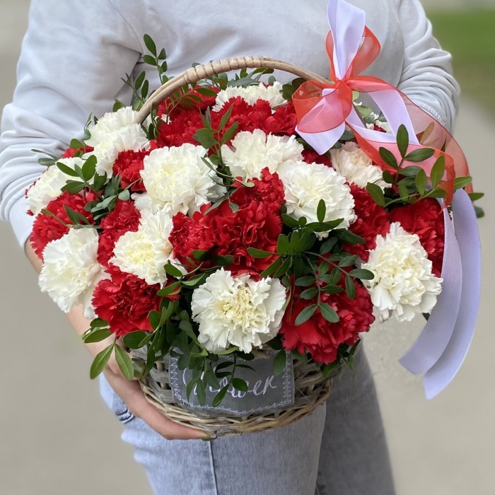 Красная и белая гвоздика в корзине