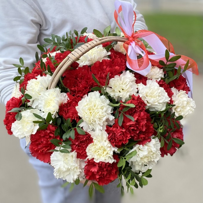 Красная и белая гвоздика в корзине