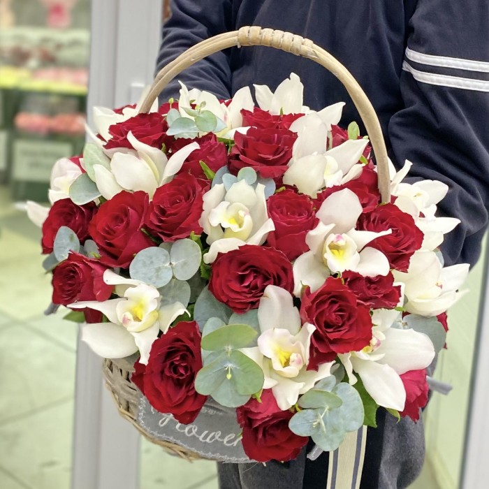 Красная роза с белой орхидеей в корзине