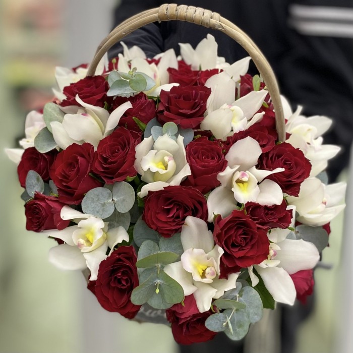 Красная роза с белой орхидеей в корзине