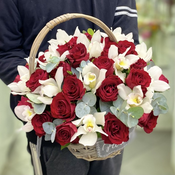 Красная роза с белой орхидеей в корзине