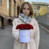 Красные кустовые хризантемы в коробке