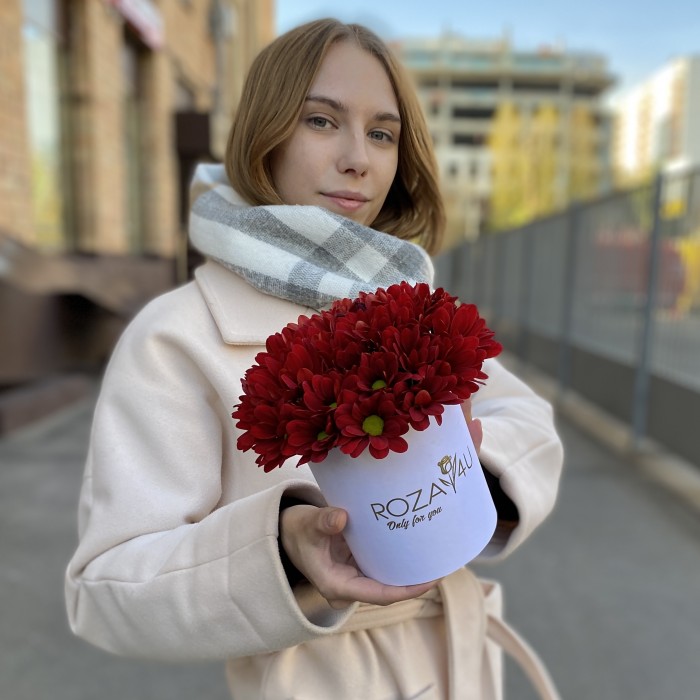 Красные кустовые хризантемы в коробке