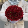 Красные кустовые хризантемы в коробке