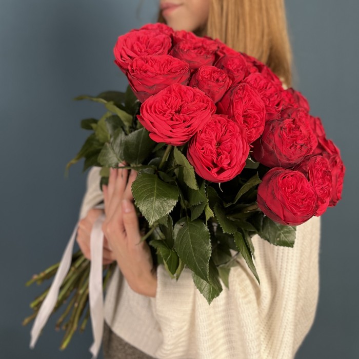 Красные пионовидные розы Ред Пиано  50 см