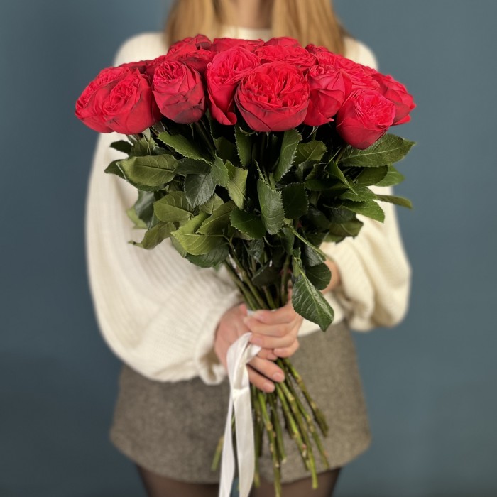 Красные пионовидные розы Ред Пиано  50 см