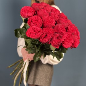 Красные пионовидные розы Ред Пиано  60 см
