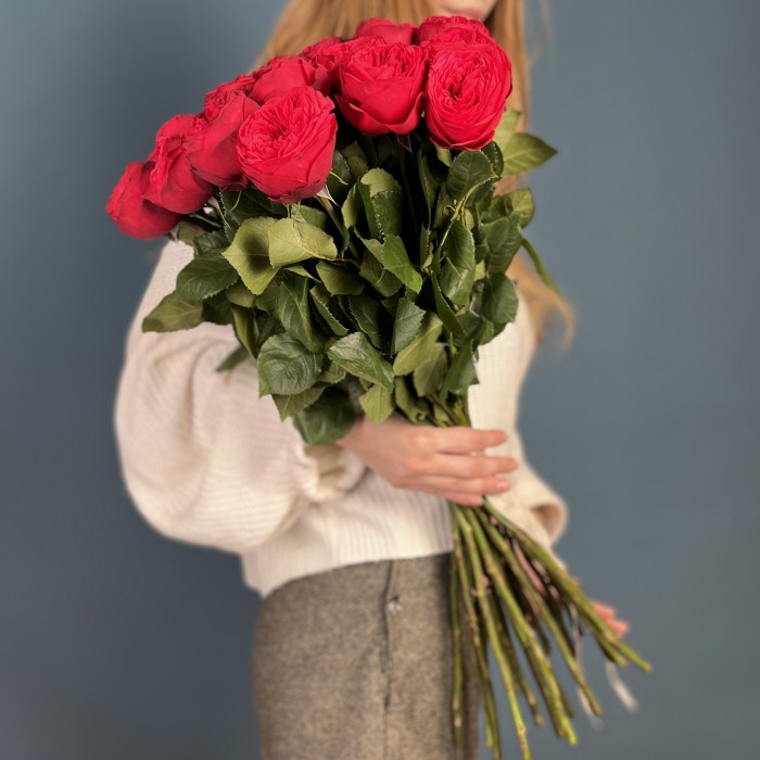 Красные пионовидные розы Ред Пиано  60 см