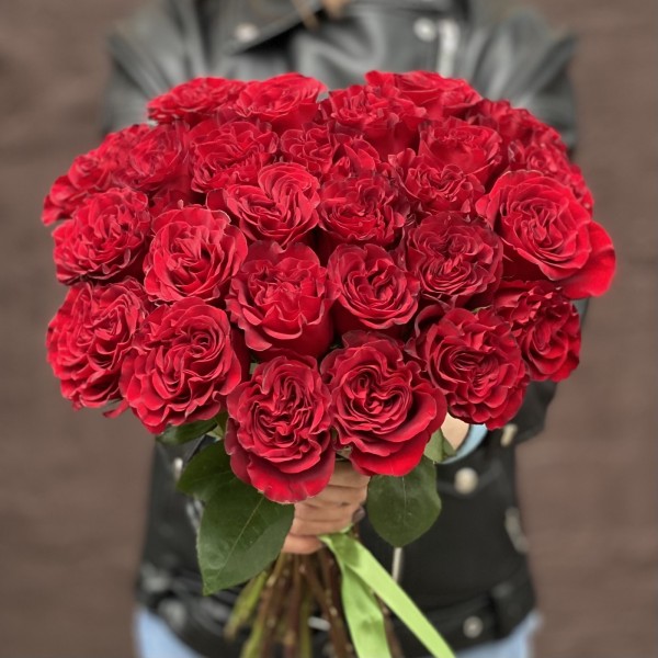 Красные пионовидные розы Хартс