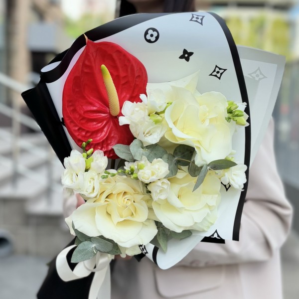 Красный антуриум с розами